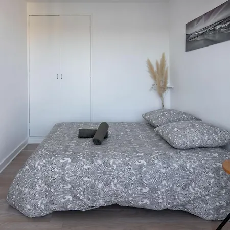 شقة The Sunrise, Spacious, Fully Equipped, 2 Parkings, 8p, Tramway 1,2,4 *