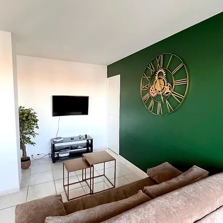 The Sunrise ~ Spacious, Fully Equipped & Parking Appartamento